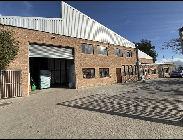 2,330M² WAREHOUSE TO LET IN RETREAT